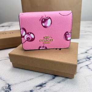 Cartera de Diseño de Alta Calidad en Cuero Genuino para Mujer, con Forro de PVC, Cierre de Botón y Estampado de Frutas - Product Image 1