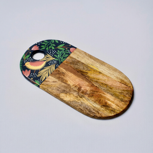 Tabla de servir y cortar de madera hecha a mano con arte en esmalte, una impresionante pieza central para mesa, elegante elemento decorativo. - Product Image 1