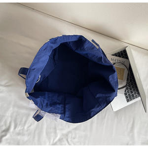 حقيبة قماشية متينة ذات وجهين مع شعار مخصص، مقبض حبل من النسيج المخطط، قابلة لإعادة التدوير ومقاومة للماء، مطرزة للسفر ومخصصة - Product Image 5