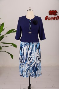 Ensemble jupe et veste élégante rose pour femmes grandes tailles avec imprimé abstrait, longueur genou, en crêpe, mode printemps - Product Image 4