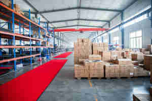 שטיח מסחרי גדול לשימוש פנים וחוץ, ניילון עם גב גומי, אדום חלק, לגלגול לאירועים - Product Image 2