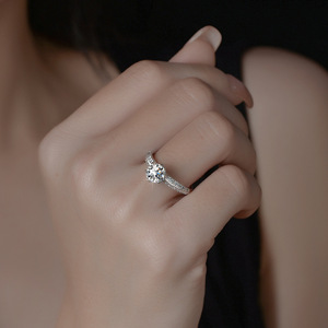 Anello Nuziale Regolabile in Moissanite da 1 Carato Colore D Placcato Platino per Donna con Certificato GRA - Product Image 2