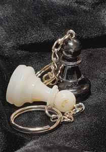 Porte-clés en résine avec un design artistique audacieux, finition lisse, accessoire durable créé pour un style unique et une commodité quotidienne - Product Image 2