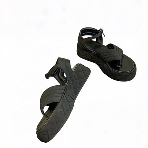 Nouvelles sandales d'été de marque de créateur à talon compensé avec boucle métallique, luxueuses, tendance, à semelle épaisse et respirantes pour la plage - Product Image 3