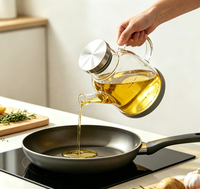 Distributeur d'huile en verre borosilicate de haute qualité au design classique avec échelle graduée, couvercle en acier inoxydable et bec verseur anti-goutte en silicone pour le stockage