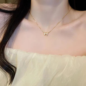 Collar con letra H para mujer, cadena de aleación de zinc, estilo coreano, cadena para clavícula, joyería de regalo - Product Image 2