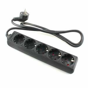 Cavo di alimentazione nero con 5 prese, lunghezza 1,5 m; ideale per collegare più dispositivi elettronici a casa o in ufficio. - Product Image 1
