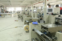 Machine d'emballage en forme de coussin pour bonbons durs, barres de cacahuètes et gâteaux, avec contrôle PLC Huayuan, 40-220 sachets/min