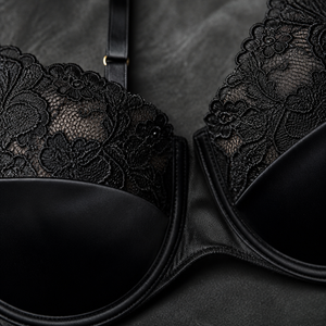 Ensemble soutien-gorge push-up en dentelle à décolleté plongeant et string sans couture en obsidienne pour femme, satin noir à coupe haute, idéal pour les soirées romantiques et les vacances - Product Image 6