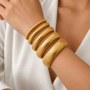 กำไลข้อมือแบบมีร่อง, สแตนเลสสตีลเคลือบทอง 18K ด้วยวิธีการเคลือบสูญญากาศ, ดีไซน์แบบท่อที่ยืดหยุ่นได้, มีให้เลือก 5 ขนาดความกว้าง - Product Image 6