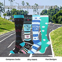 Vente en gros 20-30mmhg chaussettes de compression athlétiques hommes femmes infirmière genou haut bas respirant amusant dessin animé motif sac emballage