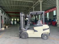 Chariot élévateur à quatre roues avec fourches avant, batterie lithium-ion, déplaceur latéral hydraulique, pneus pleins pour la manutention de marchandises industrielles