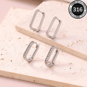 Dos pares de pendientes de titanio y acero chapados en oro con forma de U cuadrada, anillo liso y pendientes con incrustaciones de diamantes, estilo ligero. - Product Image 6