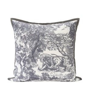 Fodera per cuscino decorativa vintage con scena della giungla, motivo tigre e leone beige e grigio, con bordo a piping per divano e letto - Product Image 4