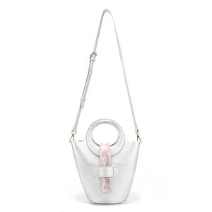 Sac seau à poignée anneau en cuir PU argenté métallisé, personnalisable avec logo, très tendance, sac à bandoulière pour femme - Product Image 3