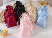 Kit Cadeau Promotionnel Personnalisé pour Salon : Bonnet en Satin, Cape de Coiffure, Bandeau et Pochette à Cordon pour Soins Capillaires