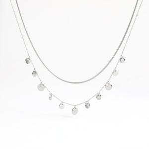 Collar de Cadena de Serpiente de Acero Inoxidable Chapado en Oro de 18K de Moda para Mujer con Colgante de Disco de Perla y Diseño en Capas - Product Image 3