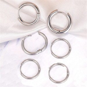 Boucles d'oreilles créoles en acier inoxydable, design rond et épuré, bijoux pour usage quotidien, accessoire de piercing - Product Image 1