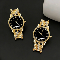 Boucles d'oreilles clous en forme de cadran de montre au style audacieux et unique. Grande montre dorée au design élégant, disponible en plusieurs couleurs. Boucles d'oreilles en forme d'horloge NE0126