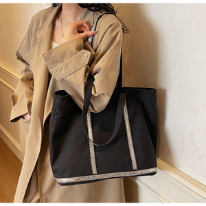 <span class=keywords><strong>Sac</strong></span> fourre-tout sophistiqué, polyvalent et de grande capacité pour femmes exigeantes ; <span class=keywords><strong>Sac</strong></span> à bandoulière ou <span class=keywords><strong>sac</strong></span> à main élégant. - Product Image 4