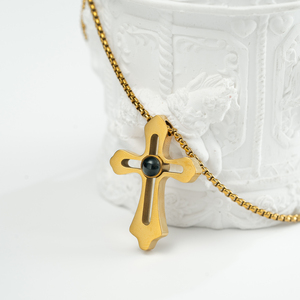 Pendentif Croix de Projection Micro-Icone Religieuse Catholique pour Femme, Peinture La Visitation, Acier Inoxydable 304L, Or PVD 18K, Vente en Gros - Product Image 6