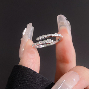 Anello Regolabile a Forma di Serpente, Design Minimalista ed Elegante, Gioiello da Donna per Uso Quotidiano - Product Image 1
