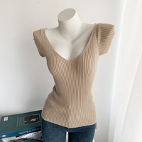Nouveau style tempérament coupe ajustée col en V profond montrant la figure manches volantes mince à manches courtes pull tricoté T-shirt pour les femmes