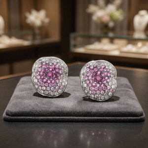 Élégantes boucles d'oreilles clous en or blanc avec saphir rose et diamants en grappe - Product Image 4