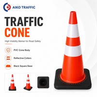 Cône de signalisation Aiko en PVC avec base carrée noire et colliers réfléchissants prismatiques haute intensité pour la sécurité routière générale – Commandes en gros