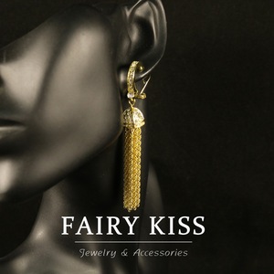 Boucles d'oreilles vintage à chaîne et pampilles de style médiéval, longues et tombantes, plaquées or véritable, incrustées de clous d'oreilles complets - Product Image 4