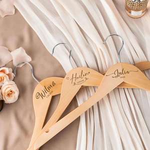 Cintres en bois pour mariée, cintres à vêtements de mariage gravés sur mesure avec encoches, cadeaux élégants pour la fête nuptiale - Product Image 3