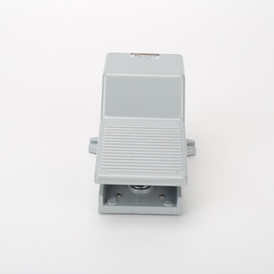 Vanne à pédale 4F210-08 pour le contrôle de inversion du cylindre, à commande au pied, pour milieux à température normale - Product Image 1