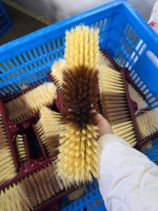 Balai de nettoyage en plastique personnalisé pour sols, manche long en bois, balai <span class=keywords><strong>fantaisie</strong></span> avec manche, idéal pour l'intérieur - Vente en gros - Product Image 4