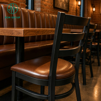 Meubles de restaurant modernes Ron Group, table en bois massif, banquette en cuir à dossier haut, chaises en métal personnalisées pour usage commercial.