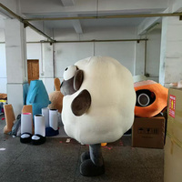 Mouton de dessin animé mignon personnalisé en usine modélisation 3D mousse sculptant mascotte utilisée accessoire de marche promotionnel pour le produit