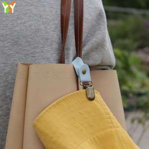 Clip à chapeau en cuir PU en stock, adapté à une utilisation en extérieur, pour les chapeaux de soleil, les casquettes de baseball, mini clips à chapeau portables utilisables également comme accessoires. - Product Image 3