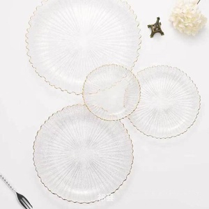 Ensemble d'assiettes en verre côtelé avec bordure dorée, design élégant, pour la décoration des événements - Product Image 4