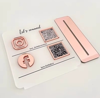 Support d'affichage Wi-Fi moderne personnalisé en acrylique avec code QR pour réseaux sociaux et paiement, avec étagère en verre pour table