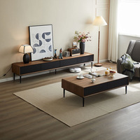 Ensemble meuble TV et table basse minimalistes modernes, pieds hauts, en noyer massif noir, style nordique luxueux, sur pieds.