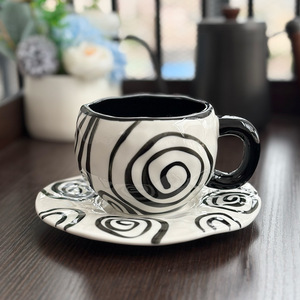 Lelyi Franse Eenvoudige Handgeschilderde Cirkel Koffiekopjes En Schotels Van Hoge Waarde Creatieve Handgekneed Onregelmatige Keramische Mok - Product Image 1