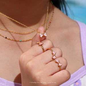Parure de bijoux pour enfants en émail rose avec nœud : collier, bracelet, bague, boucles d'oreilles – en titane plaqué or 18 carats sous vide pour mariage et fête - Product Image 1