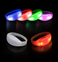 Bracelet LED APP/DMX 2.4G Télécommande sans fil Contrôlé par télécommande 4 LED ultra-lumineuses Autonomie de la batterie de 12 heures Lumière clignotante Bracelet de poignet Portable