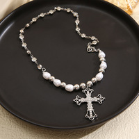 Collier pendentif croix gothique en gros pour femmes, chaîne ras-du-cou tendance en alliage avec breloque fausse perle pour fêtes et bouddhisme