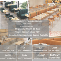 Chaise de restaurant moderne en bois avec assise en velours bleu et pieds en métal doré pour projet commercial