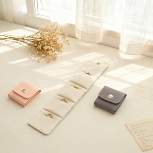 Estuche Organizador de Joyas Portátil Mini de Viaje, Estilo Femenino, de Microfibra, para Collares, Pendientes y Anillos - Product Image 3