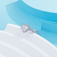 Anello di fidanzamento di lusso con diamante a cuore a 3 griffe e gambo dritto in platino Pt950, con diamante fantasia coltivato in laboratorio
