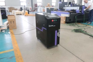 Machine <span class=keywords><strong>de</strong></span> <span class=keywords><strong>nettoyage</strong></span> laser pulsé JPT 300W pour l'élimination <span class=keywords><strong>de</strong></span> la rouille, <span class=keywords><strong>de</strong></span> l'huile, <span class=keywords><strong>de</strong></span> la peinture, du métal, du bois, avec refroidissement par air, pour le <span class=keywords><strong>nettoyage</strong></span> des couches d'oxyde d'<span class=keywords><strong>aluminium</strong></span> - Product Image 3