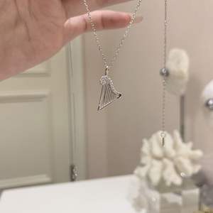 สร้อยคอเงินแท้ S925 ประดับเพชร ดีไซน์คานทรงโค้ง ประดับมุกน้ำจืดธรรมชาติ รูปหน้ายิ้ม - Product Image 3