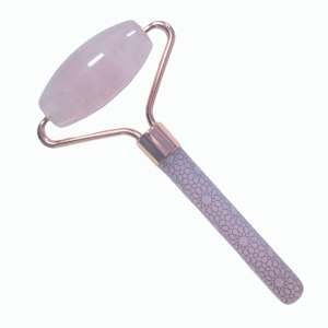 Masseur facial sculptant en quartz rose naturel, outil de beauté décoratif en pierre précieuse avec design artistique sur la surface - Product Image 6