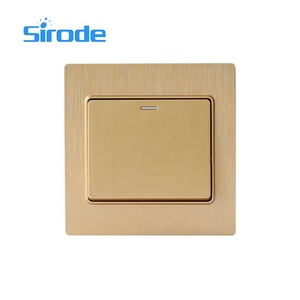<span class=keywords><strong>Sirode</strong></span> 86*86 Golden Color 1 Gang 2 Way Switch Plaque brossée 3D en norme britannique pour l'emballage de vente au détail à usage résidentiel - Product Image 1
